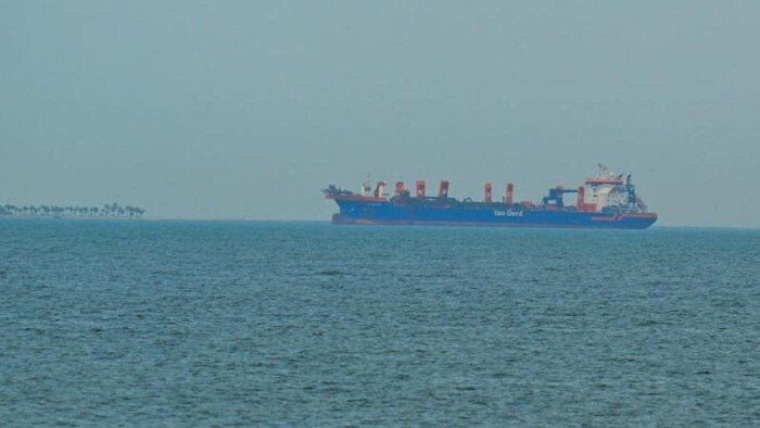 أزمة الملاحة في الخليج العربي: آلاف السفن عالقة وعشرات الآلاف من البحارة يواجهون كارثة إنسانية