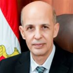 أسرة سفير راحل تُهدي مكتبته لكلية السياسة والاقتصاد بجامعة بني سويف