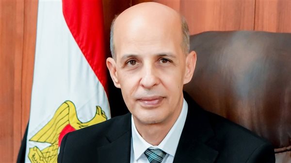 أسرة سفير راحل تُهدي مكتبته لكلية السياسة والاقتصاد بجامعة بني سويف