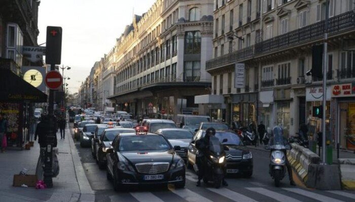 أسعار الوقود تشعل التحول في فرنسا.. السيارات الكهربائية تتصدر المشهد