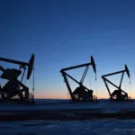 أسواق النفط تحت حصار هرمز.. تآكل مخزونات الـ 2.5 مليار برميل ينذر بانهيار الطلب العالمي