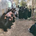 أصدقاء عروس أولاد صقر بالشرقية يتجمعن أمام قبرها للدعاء وقراءة القرآن