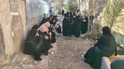 أصدقاء عروس أولاد صقر بالشرقية يتجمعن أمام قبرها للدعاء وقراءة القرآن