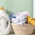 أفضل طرق تنظيف الملابس البيضاء والسوداء بدون تلف الأقمشة والحفاظ عليها