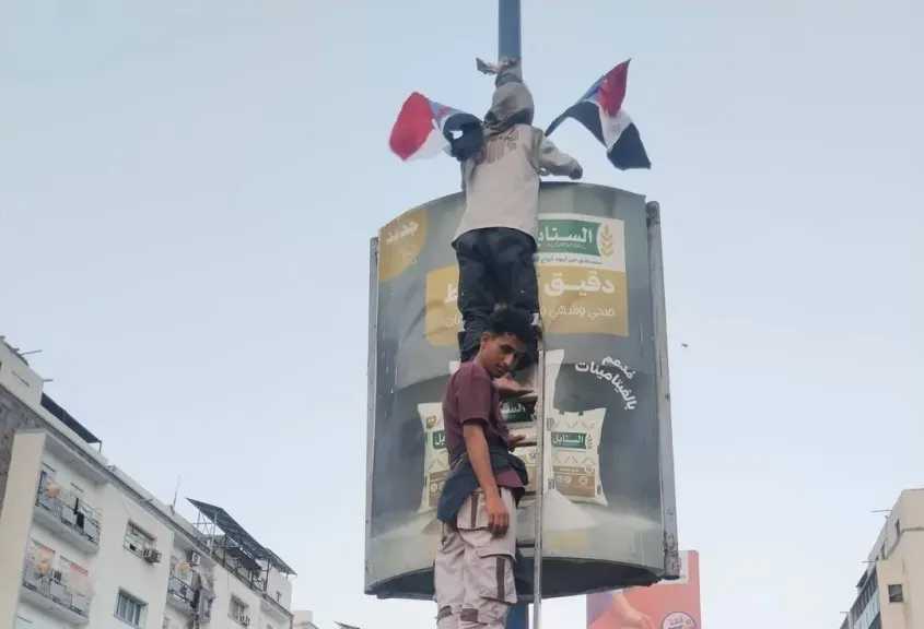 أنباء عن القبض على عدد من عناصر الانتقالي المنحل عقب رفع أعلام تشطيرية في عدن