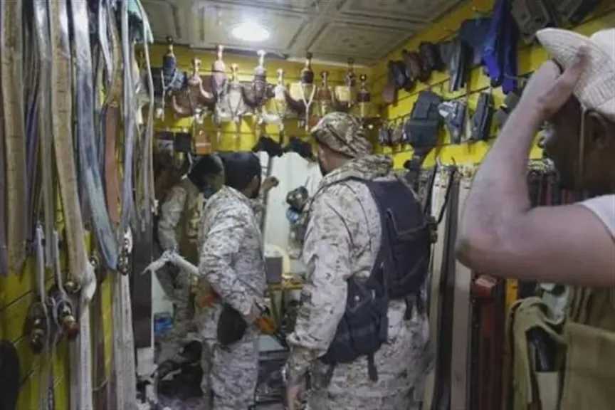 أول محافظة يمنية تمنع بيع وتداول السلاح .. و‘‘درع الوطن’’ توجه تحذيرًا شديد الهجة للمخالفين