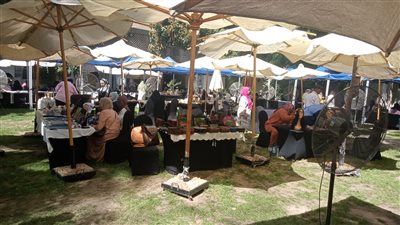 إبداع بأيادٍ مصرية.. خريجات مراكز التدريب المهني بوزارة العمل يعرضن منتجاتهن في بازار بوسط القاهرة