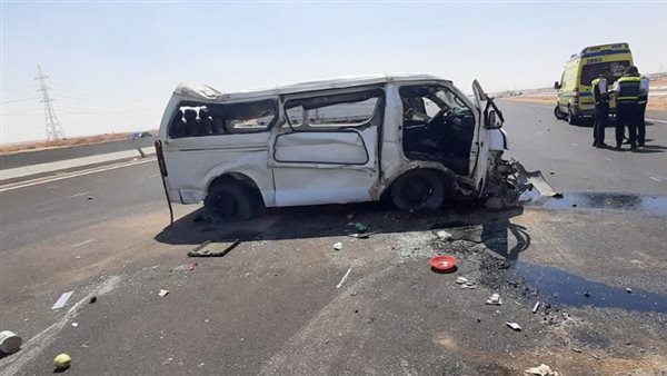 إصابة 14 شخصًا بينهم سيدات في حادث انقلاب سيارة على الطريق الصحراوي الغربي