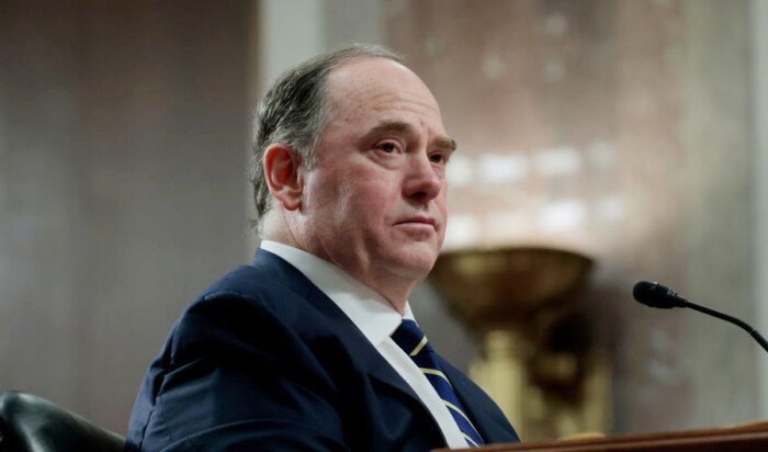 إطاحة مفاجئة بوزير البحرية الأميركي.. قرار فوري دون توضيح الأسباب