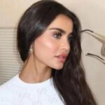 إطلالة تثير التساؤلات.. الدكتورة يومي تتصدر التريند بصور جديدة