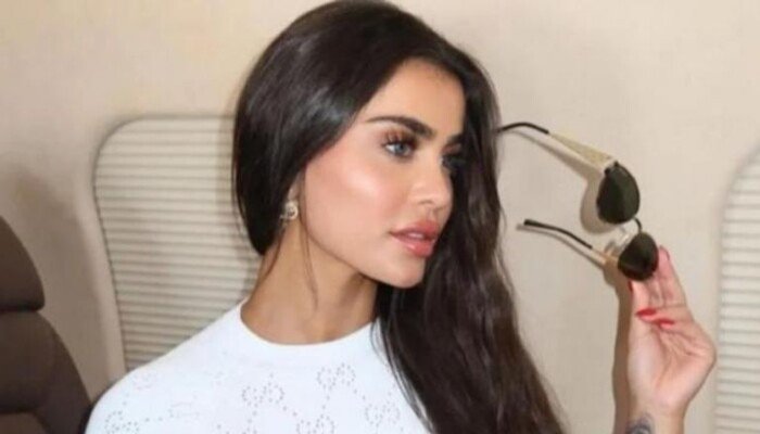 إطلالة تثير التساؤلات.. الدكتورة يومي تتصدر التريند بصور جديدة