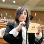 إليزابيث شاكر تطالب بوضع استراتيجية وطنية لمواجهة الكلاب الضالة