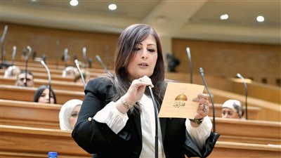 إليزابيث شاكر تطالب بوضع استراتيجية وطنية لمواجهة الكلاب الضالة