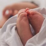 إيداع رضيع بدار رعاية وحبس والدته بعد إلقائه في الشارع بالجيزة