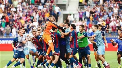 اشتباكات واعتداء باللكمات في مباراة هويسكا وسرقسطة في إسبانيا