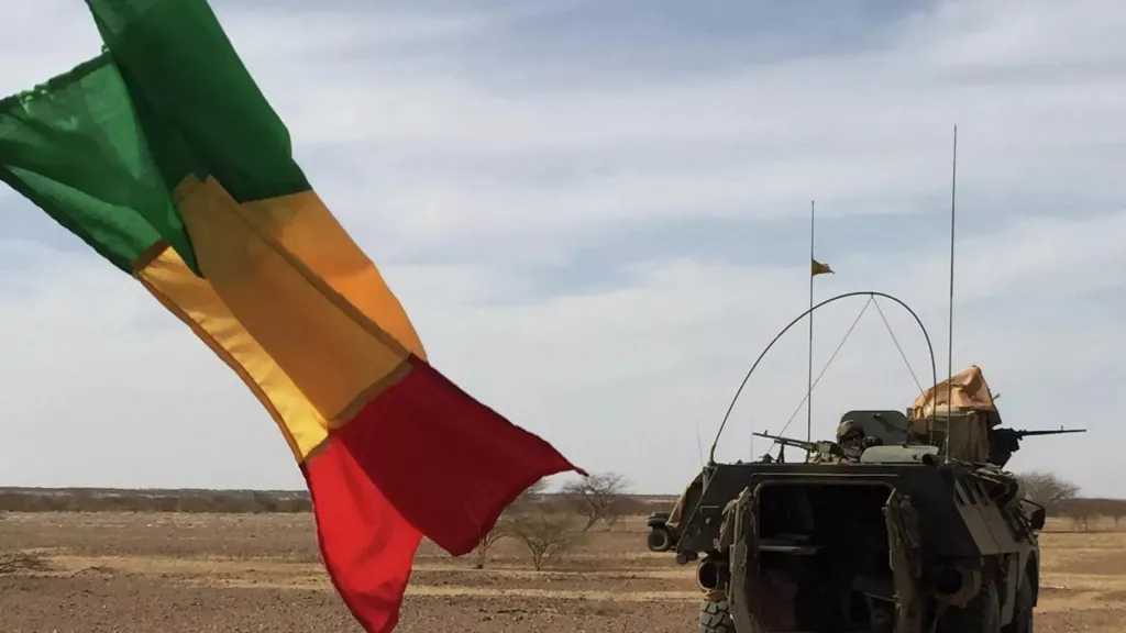 اشتبك معهم وجهًا لوجه.. مقتل وزير دفاع مالي في هجوم مسلحين على مقر إقامته