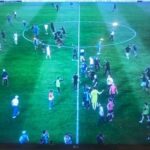 اقتحام ملعب وأعمال شغب.. تفاصيل تأخر انطلاق مباراة أولمبيك آسفي واتحاد العاصمة