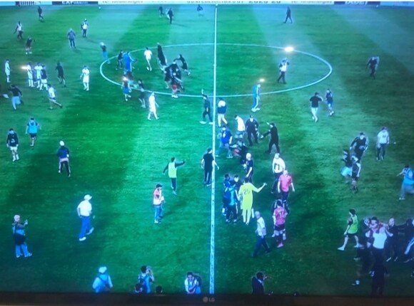 اقتحام ملعب وأعمال شغب.. تفاصيل تأخر انطلاق مباراة أولمبيك آسفي واتحاد العاصمة