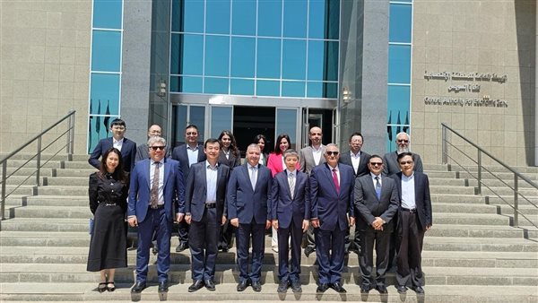 اقتصادية قناة السويس تبحث مع السفير الصيني فرص الاستثمار بالموانئ والمناطق الصناعية