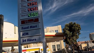 الأمريكيون يحملون ترامب مسؤولية قفزة أسعار الوقود وسط ضغوط انتخابية