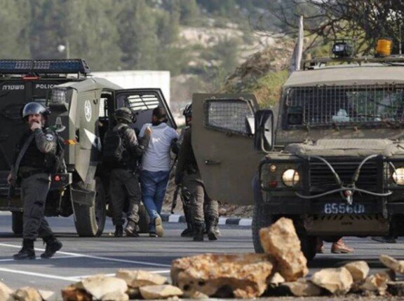 الاحتلال الإسرائيلي يشن حملة اعتقالات واسعة طالت أكثر من 52 فلسطينيا