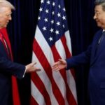 التنين يرقص على حد السيف.. الصين تدير الحرب الإيرانية من وراء الستار الباكستاني