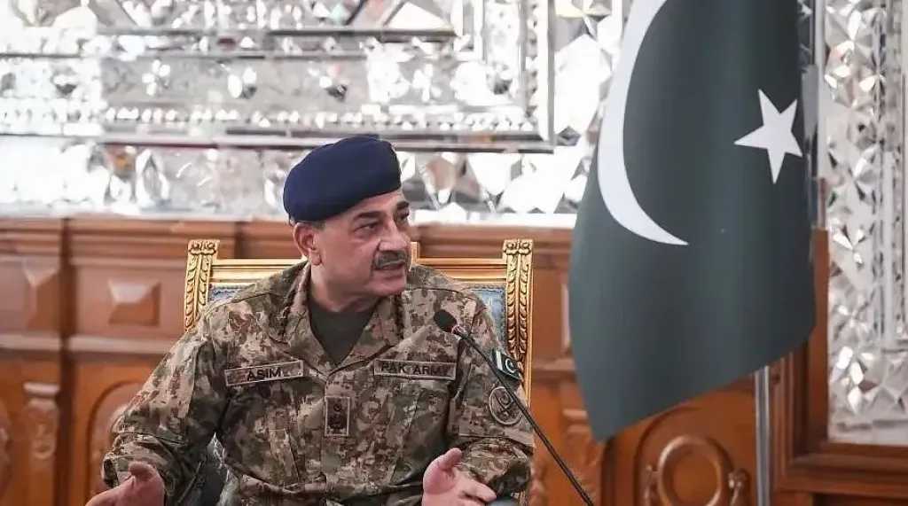 الحرس الثوري يكشف سبب عدم رده على احتجاز سفينته والرئيس الأمريكي يتلقى طلبا مفاجئا من قائد الجيش الباكستاني