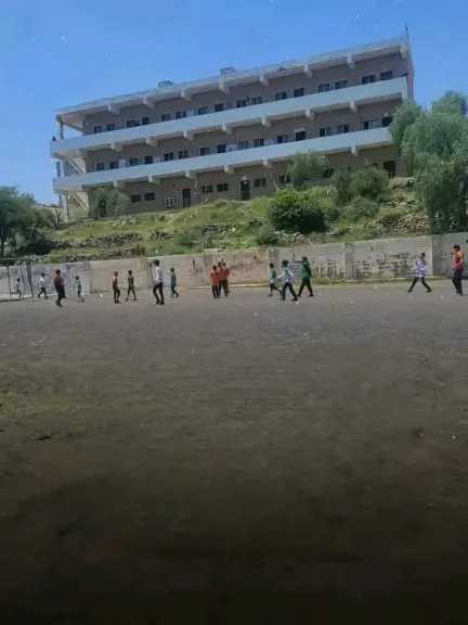 الحوثيون يتوصلون إلى اتفاق مع مدرسة آزال الوادي على تسميتها بـ”أبو زعبل” خلال الفصل الصيفي فقط !!