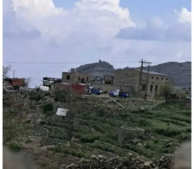 الحوثيون يحاصرون أهالي منطقة القليع بمحافظة حجة ويعتقلون عددًا منهم