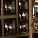 الذهب يربح 17 دولاراً في ختام الجمعة.. لكن ”زلزال الطاقة” يكبده خسارة أسبوعية بـ 2.8%