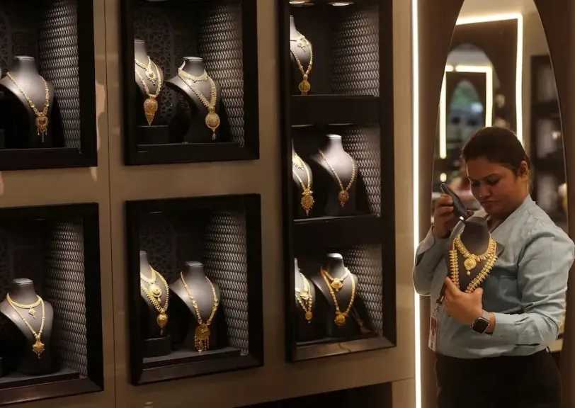 الذهب يربح 17 دولاراً في ختام الجمعة.. لكن ”زلزال الطاقة” يكبده خسارة أسبوعية بـ 2.8%