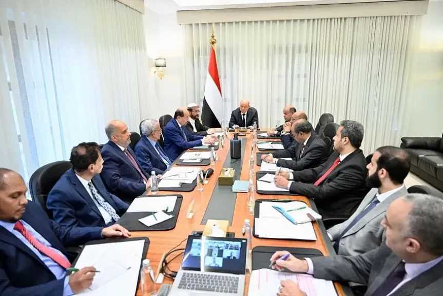 الرئيس العليمي يترأس اجتماعاً مصغراً للحكومة والمحافظين ويصدر توجيهات عاجلة للكهرباء والنفط والمالية