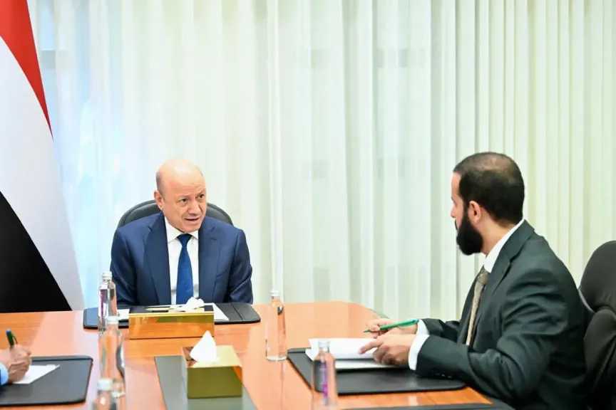 الرئيس العليمي يصدر توجيهات جديدة لمحافظ أبين بشأن الإيرادات والقطاع الاستثماري بالمحافظة