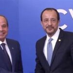 السيسي ونظيره القبرصي يلتقطان الصور التذكارية قبل القمة الأوروبية