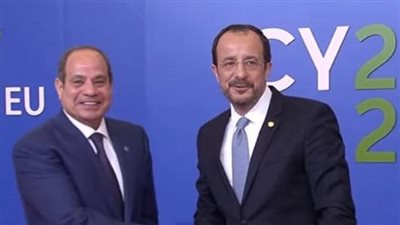 السيسي ونظيره القبرصي يلتقطان الصور التذكارية قبل القمة الأوروبية