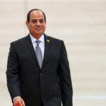 السيسي يضع إكليلًا من الزهور على النصب التذكاري وقبر السادات في الذكرى 44 لتحرير سيناء