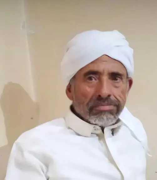 العثور على مُسن مرمي على قارعة الطريق بعد ضربه وسلبه مبلغًا ماليًا بحوزته