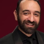 الفضاء الإلكتروني أثبت إن أي مختل ممكن يكون ليه متابعين وكمان يعترفوا بمجنون كدكتور