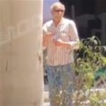 الفنان سيد رجب يساند منة شلبي في وداع والدها إلى مثواه الأخير|فيديو