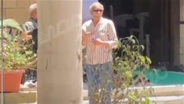 الفنان سيد رجب يساند منة شلبي في وداع والدها إلى مثواه الأخير|فيديو