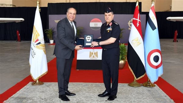 القوات الجوية تسلّم طائرتين مطورتين للأكاديمية المصرية لعلوم الطيران