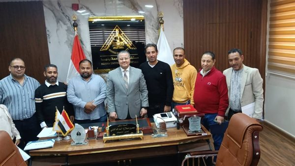 المدير التنفيذي لمستشفيات جامعة بنها يجتمع بفريق الاستقبالات والطوارئ ويكرّم المتميزين