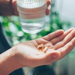 المكملات الغذائية بين الفائدة الحقيقية وفخ الاختيار العشوائي.. خبراء التغذية يحذرون