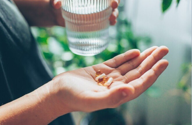 المكملات الغذائية بين الفائدة الحقيقية وفخ الاختيار العشوائي.. خبراء التغذية يحذرون