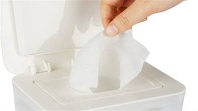 المناديل المبللة للأطفال.. هل هي آمنة فعلاً؟ ما يجب معرفته