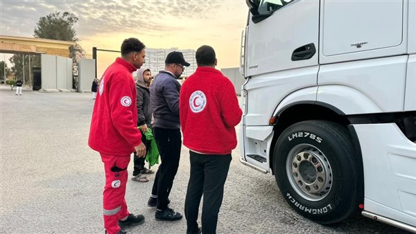 الهلال الأحمر المصري يدفع قافلة «زاد العزة» 183 بحمولة 5,770 طنًا من المساعدات الإنسانية