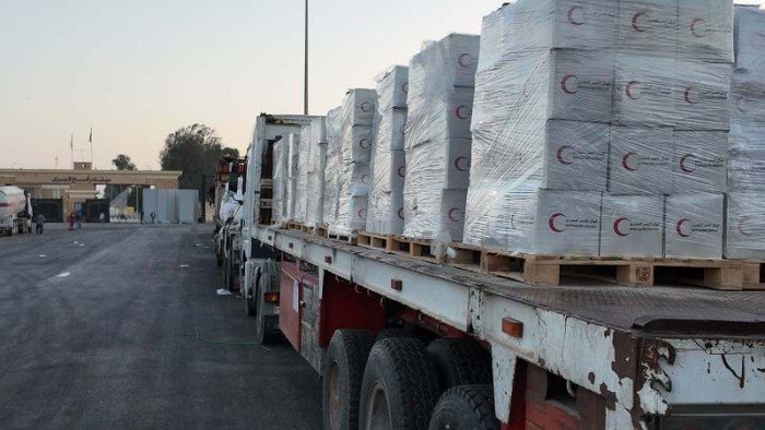 الهلال الأحمر المصري يستقبل الدفعة 36 من المصابين الفلسطينيين ويدفع بـ5.590 طن مساعدات