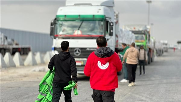 الهلال الأحمر المصري يطلق قافلة «زاد العزة» الـ180 محمّلة بـ4,675 طنًا من المساعدات الغذائية