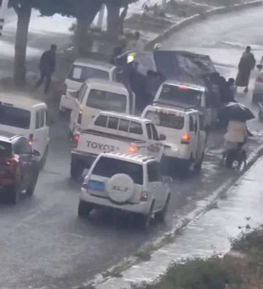 انقلاب ”برادو” وحادث تصادم يعرقلان الطرق في إب.. تفاصيل الحوادث المتزامنة وغموض حول عدد الضحايا.