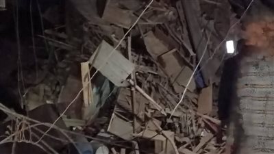 انهيار مفاجئ.. إصابة شخصين إثر سقوط أجزاء من عقار قديم بالإسكندرية